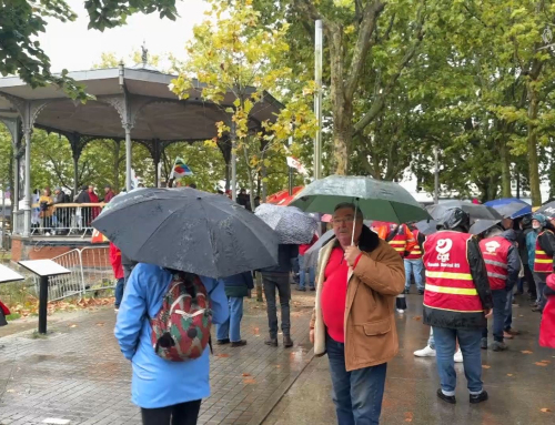 La Roche-sur-Yon : Première mobilisation sociale de la rentrée 300 personnes place Napoléon