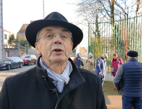 La Roche-sur-Yon : une soixantaine de personnes devant la Préfecture pour rendre hommage aux victimes de 2015